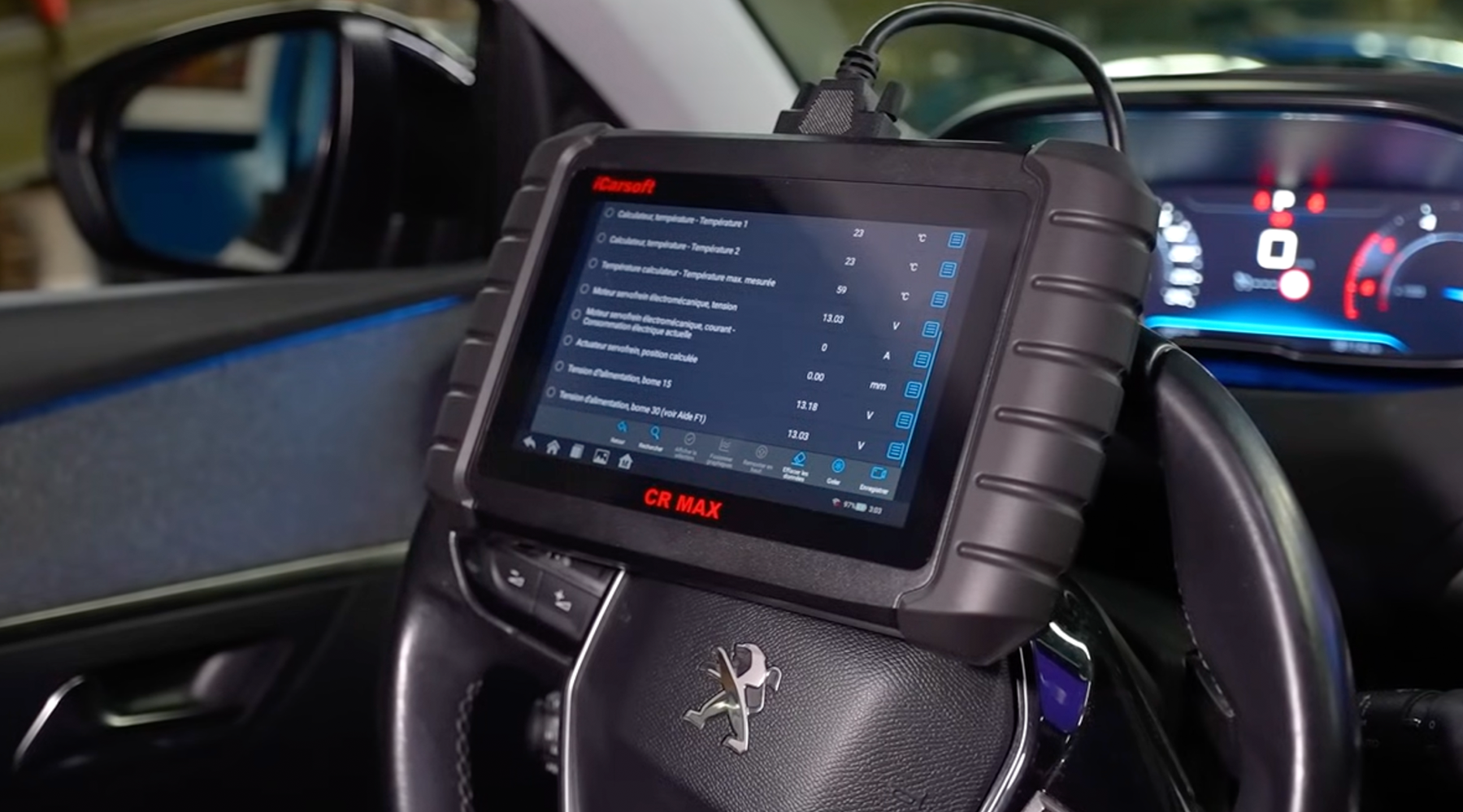 Acheteur branchant une valise de diagnostic pour vérifier une voiture d'occasion avant achat