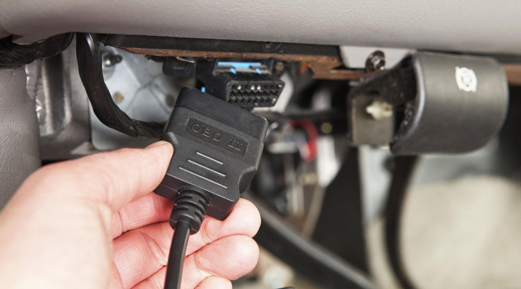 Branchement du connecteur OBD2 de la valise de diagnostic sous le volant