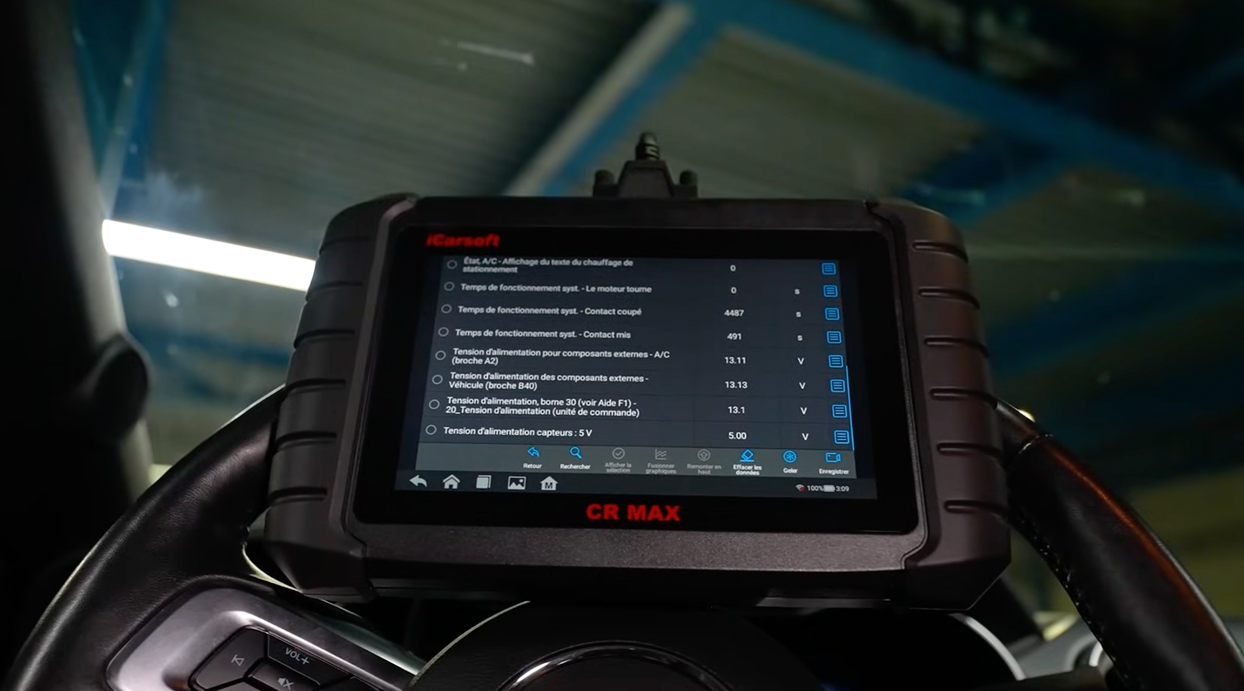 Valise iCarsoft CR Max affichant les modes OBD et les données en direct du calculateur