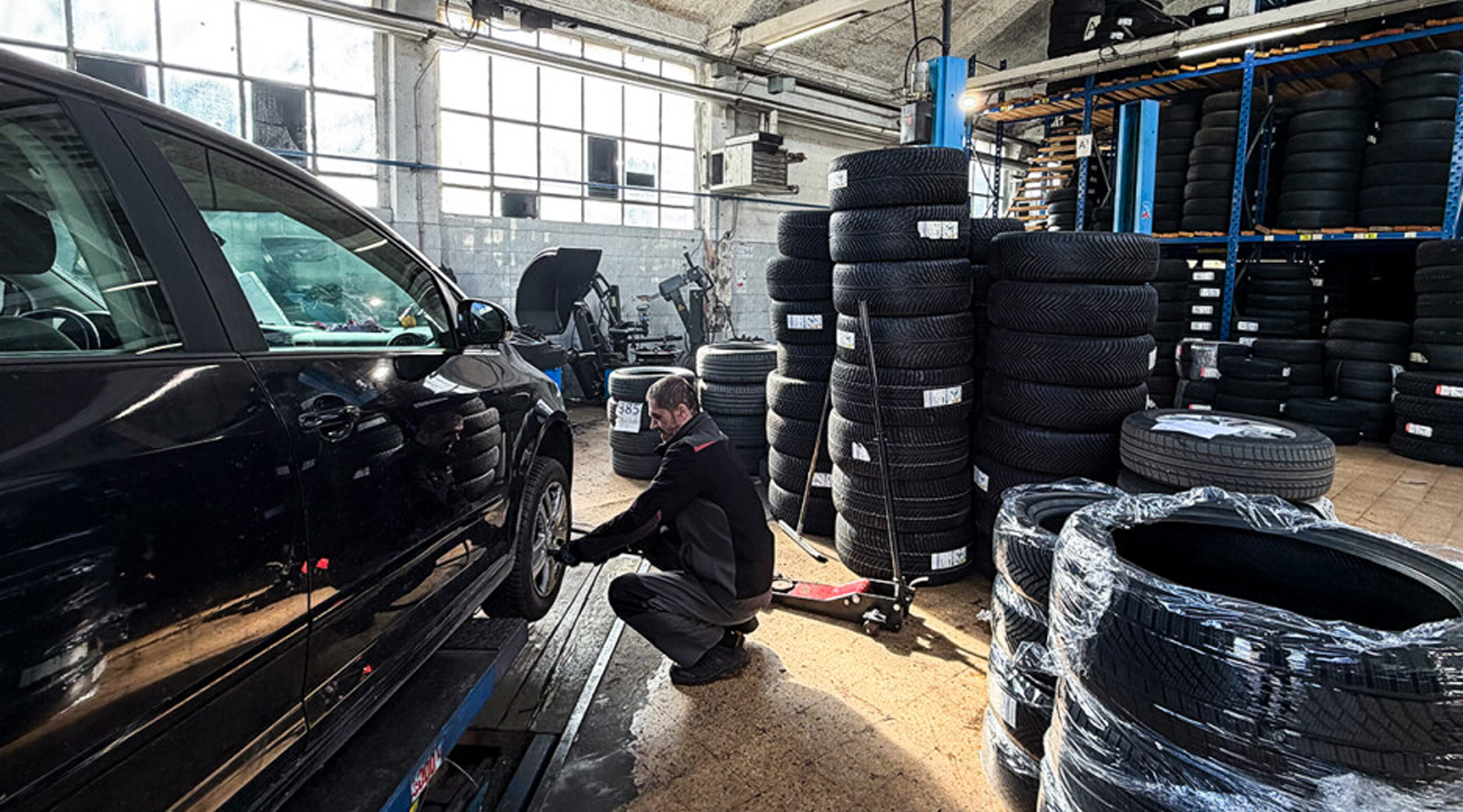 Monteur de pneus hiver contrôlant le capteur de valve avant la réinitialisation TPMS