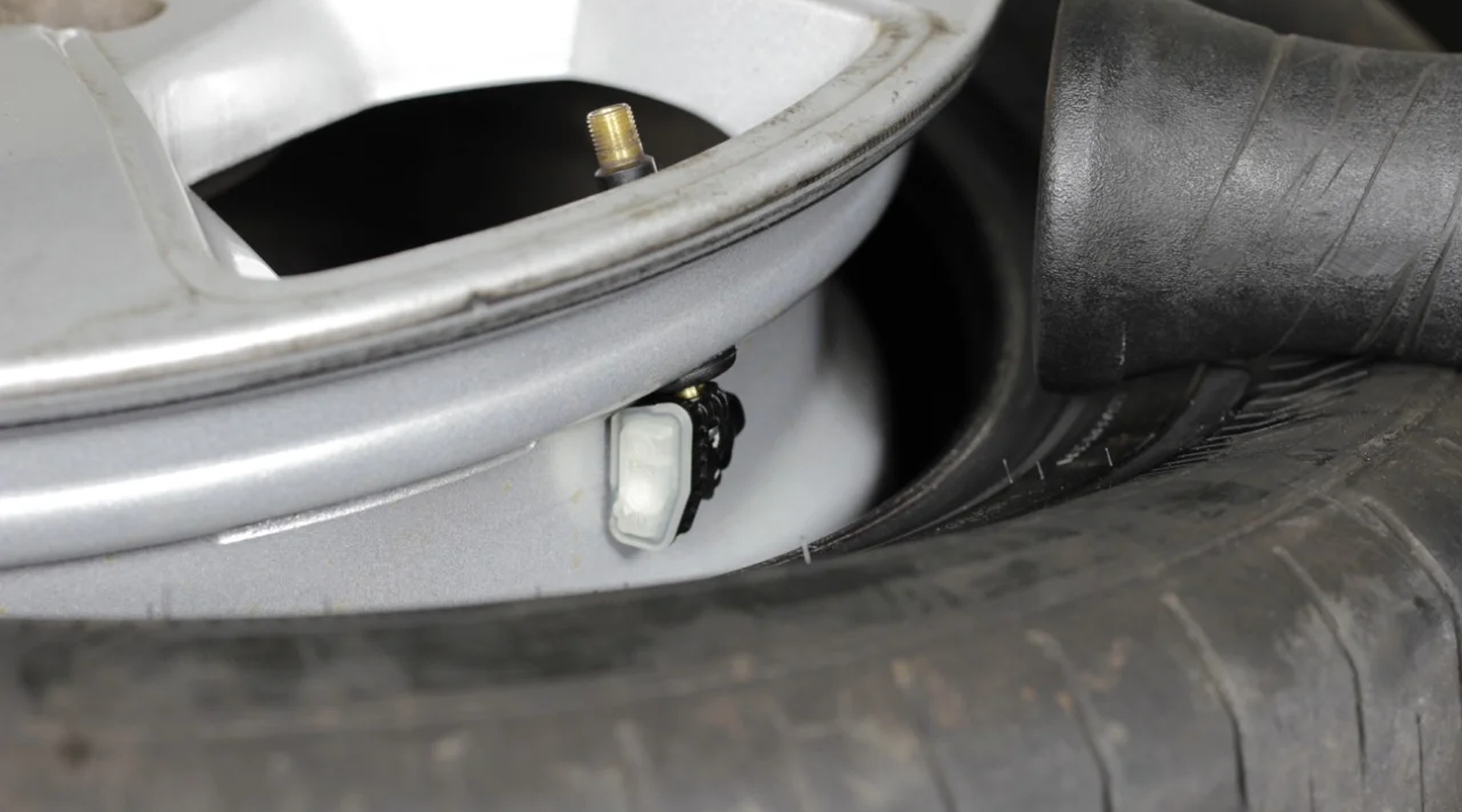 Réinitialisation TPMS à la valise de diagnostic avec lecture des identifiants capteurs à l'écran