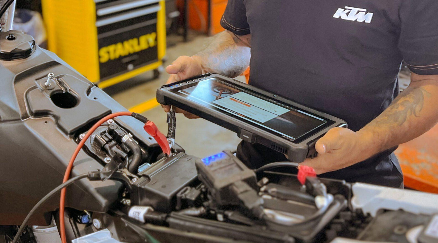Valise iCarsoft MT Pro branchée sur la prise diagnostic moto via un câble adaptateur propriétaire