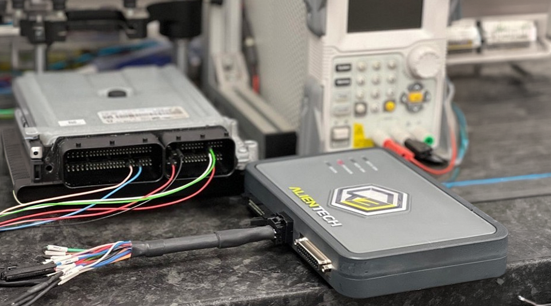 Outil Autotuner branché sur la prise OBD d'une voiture pour lire le calculateur