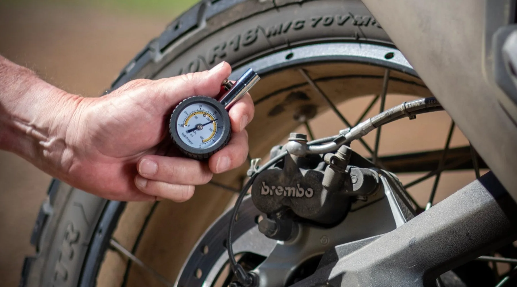 Moto remisée dans un garage sous bâche respirante pour un hivernage moto réussi