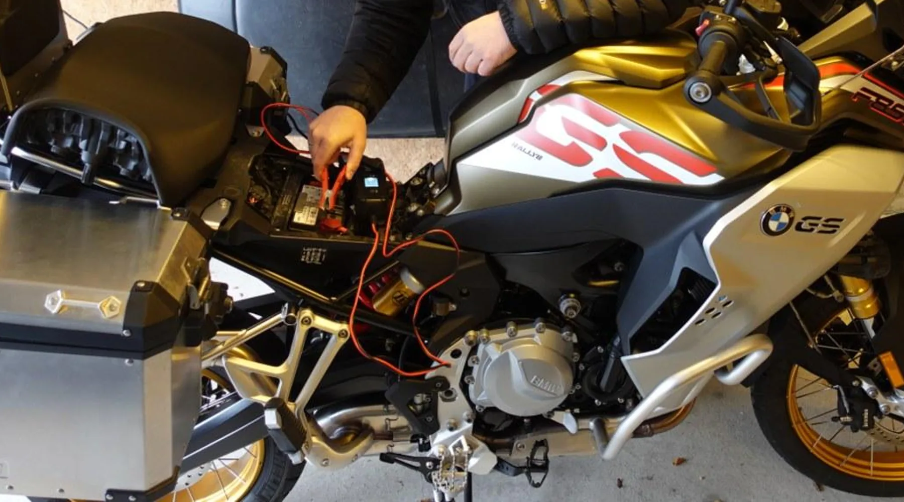 Valise iCarsoft branchée sur la prise diagnostic avant l'hivernage moto pour lire les codes